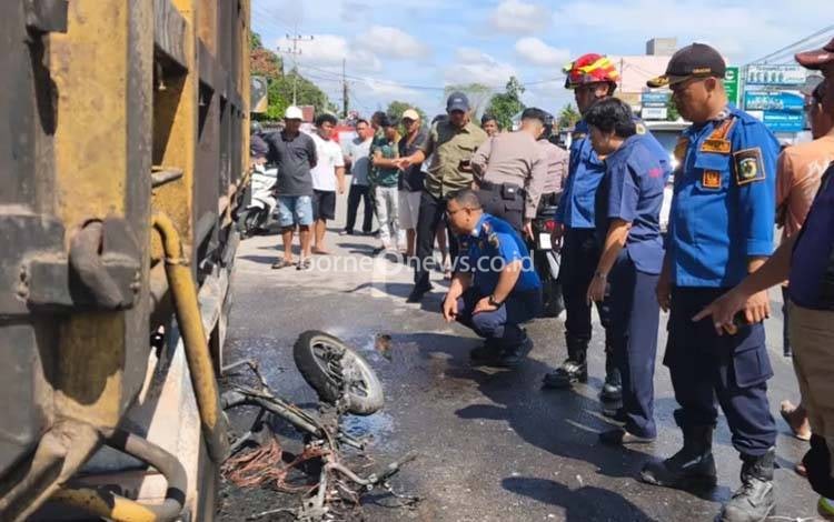 Motor Terseret Truk Terbakar di Palangka Raya