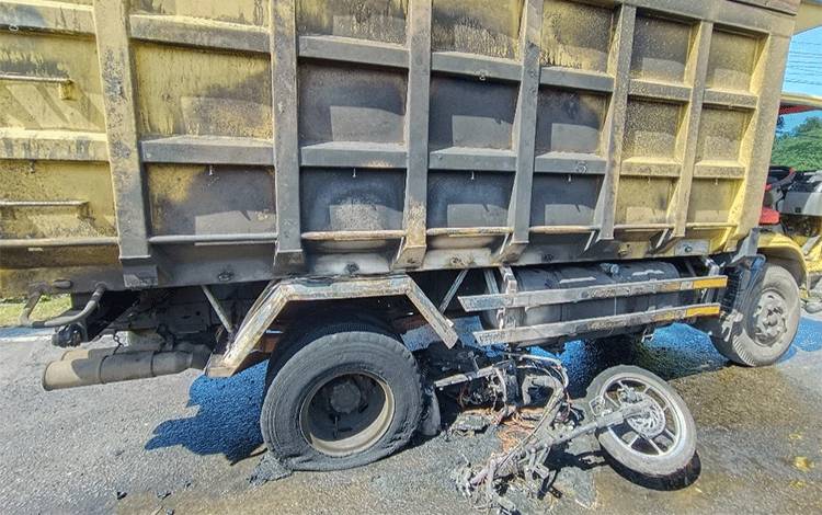 Ini Kronologi Tabrakan Dump Truck dengan Motor Hingga Terbakar di Palangka Raya