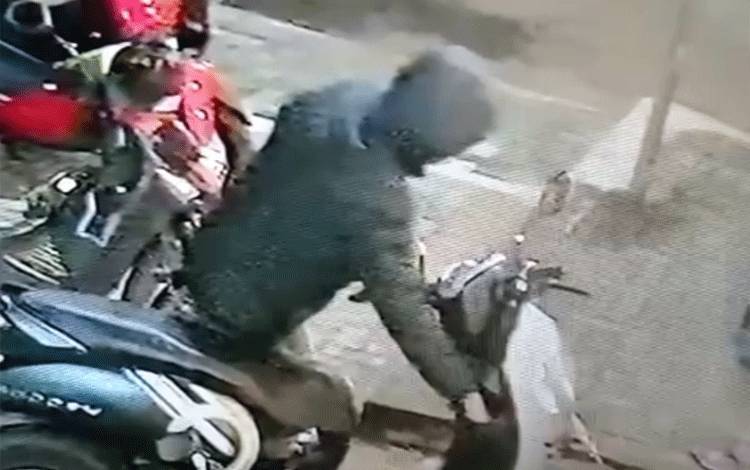Aksi Percobaan Pencurian Saat Subuh di Masjid Agung Al Mukaram Kapuas Terekam CCTV