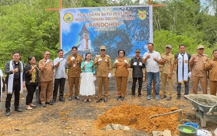 Bupati Gunung Mas Berharap Pembangunan Gereja Pandohop Jemaat GKE Sangal Bisa Berjalan Lancar