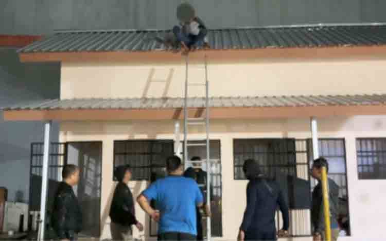 Evakuasi ODGJ Jebol Plafon Rumah Singgah Dinsos Kobar Berlangsung Dramatis