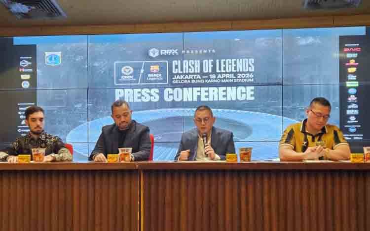 CEO Senyawa Entertainment, Reza Subekti (kedua dari kanan), menjawab pertanyaan para pewarta mengenai pertandingan Clash of Legends 2026 pada jumpa pers di Stadion Utama Gelora Bung Karno, Jakarta, Rabu (8/4/2026). (ANTARA/RAUF ADIPATI)