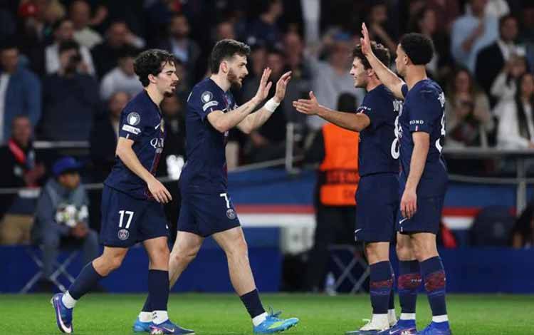Selebrasi Kvaratskhelia (tengah) setelah mencetak gol kedua PSG lswan Liverpool di laga leg pertama perempat final Liga Champions 2025/26 di Parc des Princes pada Rabu (8/4/2026). UEFA.com