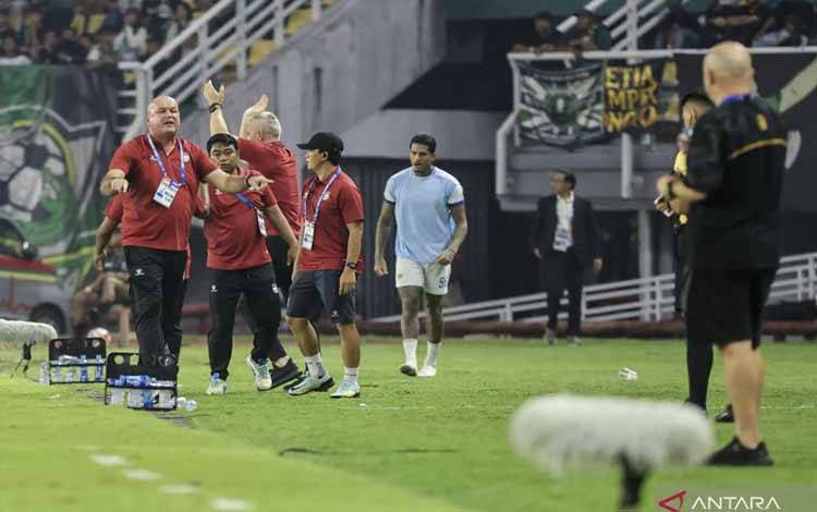 Pelatih Persib Bandung Bojan Hodak (kiri) saat memprotes wasit saat pertandingan melawan Persebaya pada pekan ke-24 BRI Super League 2025/2026 di Stadion GBT Surabaya, Senin (2/3/2026) malam. (ANTARA/Rizal Hanafi)
