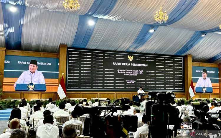 Presiden Prabowo Subianto memberikan taklimat di hadapan 800 pejabat negara mulai dari menteri sampai dengan eselon I kementerian/lembaga saat Rapat Kerja Pemerintah di Halaman Tengah Istana Kepresidenan, Jakarta, Rabu (8/4/2026). ANTARA/Genta Tenri Mawangi.