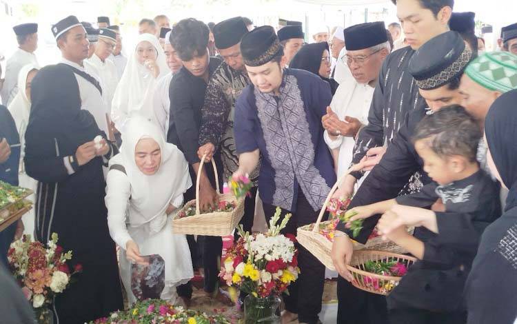 Pemakaman Yustina Ismiati Ujang Iskandar Dihadiri Pejabat Kobar, ini yang Disampaikan Wabup Suyanto