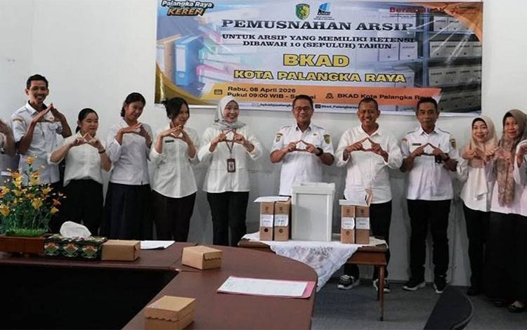 Pemusnahan arsip BKAD Palangka Raya. (FOTO: HUMAS)