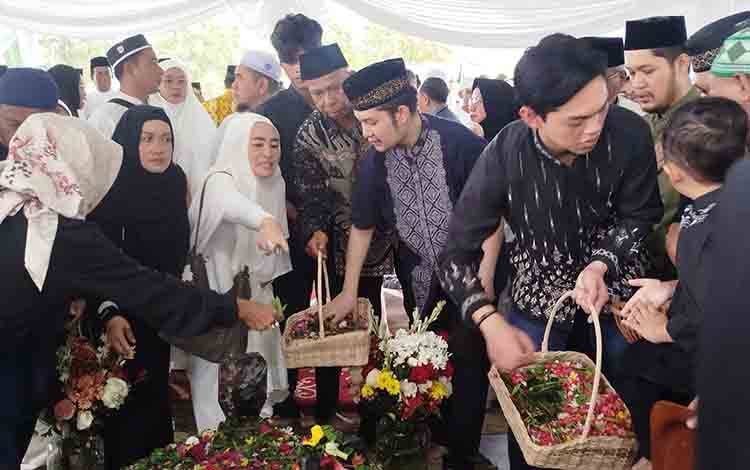 Suasana Haru Iringi Kepergian Hj Yustina Ismiati Ujang Iskandar