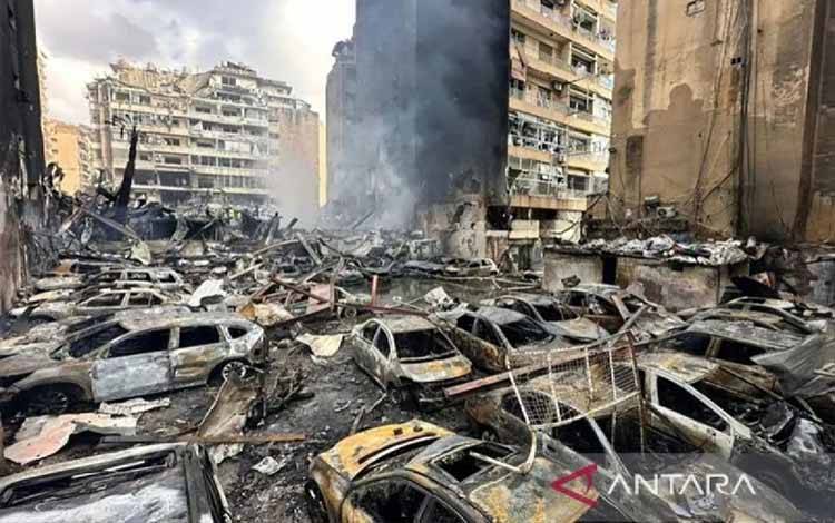 Tim darurat bekerja di lokasi kejadian di mana asap mengepul dari lokasi yang menjadi sasaran setelah serangan serentak Israel di seluruh Lebanon, di Beirut pada 8 April 2026. (ANTARA/Houssam Shbaro/Anadolu/pri.)