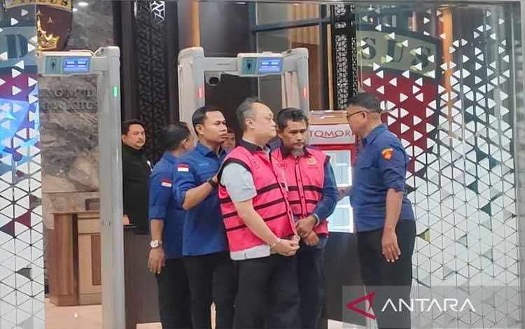 Tersangka kasus dugaan korupsi pengadaan minyak mentah dan produk kilang pada Pertamina Energy Trading Ltd. (Petral) tahun 2008-2015 digiring oleh petugas keluar dari Gedung Jampidsus Kejagung, Jakarta, Kamis (9/4/2026). ANTARA/Nadia Putri Rahmani