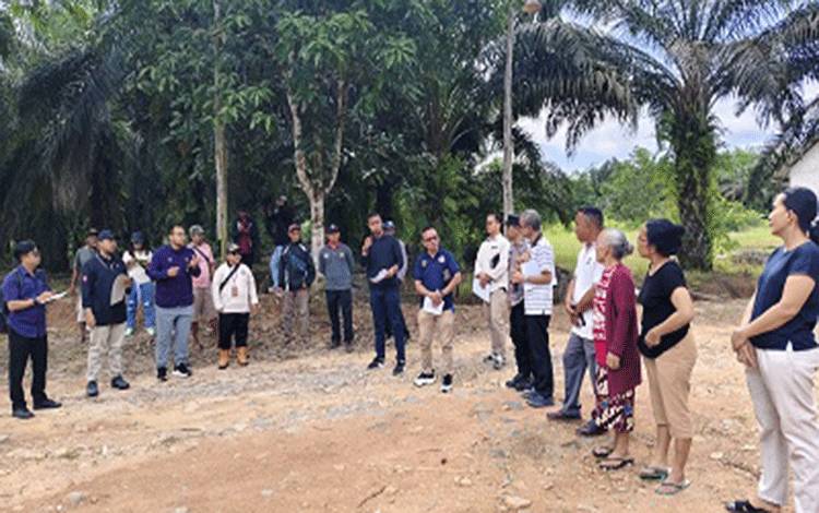 Sengketa Tanah Anak dan Ibu, PN Pangkalan Bun Gelar Pemeriksaan Setempat di Desa Sungai Rangit Jaya