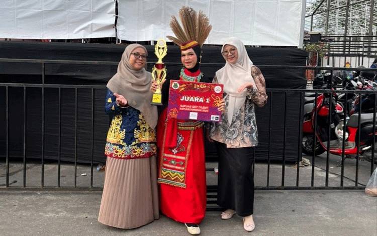 Amyra usai menerima penghargaan dalam ajang Got Talent Kapuas, Rabu, 8 April 2026. (FOTO: Rina)