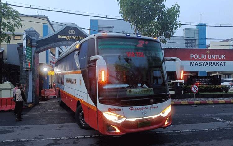 KPK Bawa 12 Pejabat ke Surabaya Usai Pemeriksaan OTT Bupati Tulungagung
