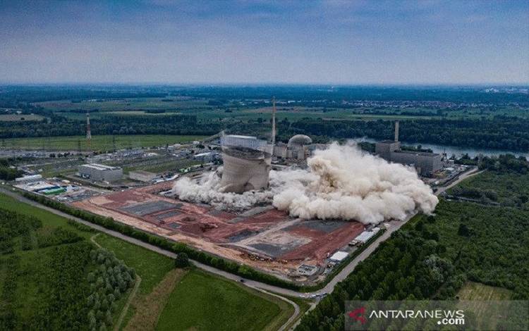 Ilustrasi. Foto udara yang disediakan oleh Energie Baden-Wurttemberg (EnBW) menunjukkan pembongkaran menara pendingin di pembangkit listrik tenaga nuklir yang dinonaktifkan di Philippsburg, Jerman, 14 Mei 2020. ANTARA FOTO/Daniel Maurer/EnBW/ Handout via REUTERS/aww.