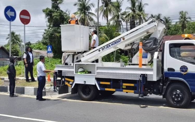 BPTD Kelas II Kalteng Rawat Rambu Lalu Lintas Sepanjang RTA Milono hingga Tjilik Riwut Km 10