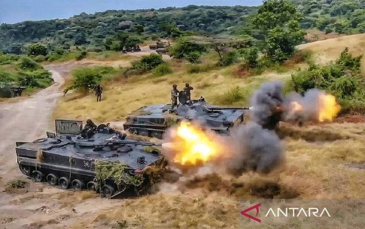 Prajurit Batalyon Tank Amfibi 2 Marinir (Yontankfib 2Mar) latihan serangan menggunakan tank di Puslatpur Marinir 5 Baluran Situbondo, Jawa Timur. ANTARA/HO-Dispen Kormar/vft.