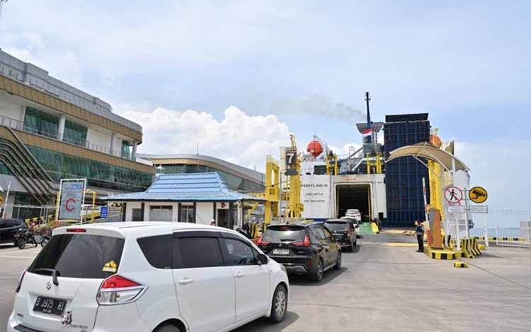 Dokumentasi - Sejumalah kendaraan mengantre masuk ke dalam kapal penyeberangan milik PT ASDP. ANTARA/HO-ASDP