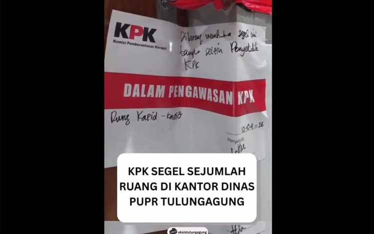 Salah atau pintu ruangan di gedung Dinas PUPR Tulungagung yang disegel KPK, di Tulungagung, Jatim, Sabtu (11/4/2026). ANTARA/Instagram/@Tulungagung Eksis/Destyan