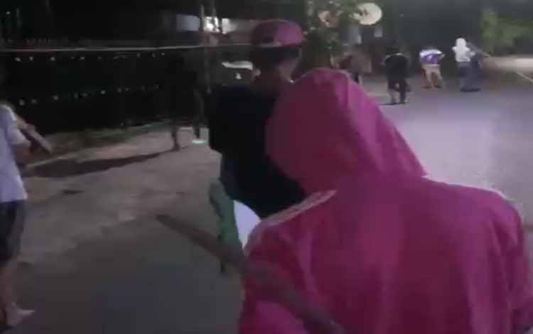 Rekaman live tiktok yang dimana sekelompok remaja diduga akan bersiap melancarkan aksi tawuran di Jalan Keramat, Banjarmasin, Sabtu, 11 April 2026. (FOTO: IST)