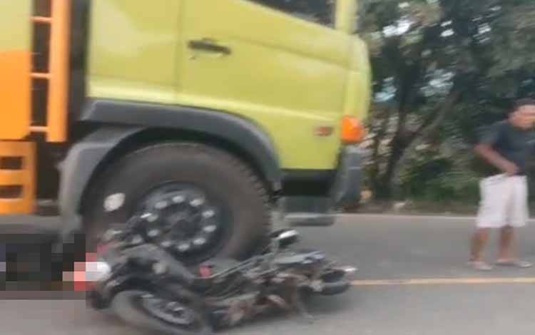 Pemotor Terjepit di Bawah Truk di Km 56 Astambul, Kaki Hancur Terlindas