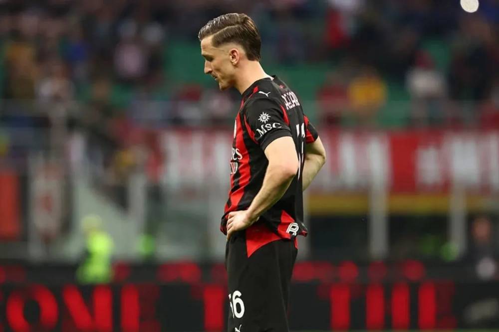 Penyerang sayap AC Milan Alexis Saelemaekers bereaksi setelah timnya takluk dengan skor 0-3 kontra Udinese pada pertandingan Liga Italia di Stadion San Siro, Milan, Sabtu (11/4/2026) waktu setempat. (acmilan.com)