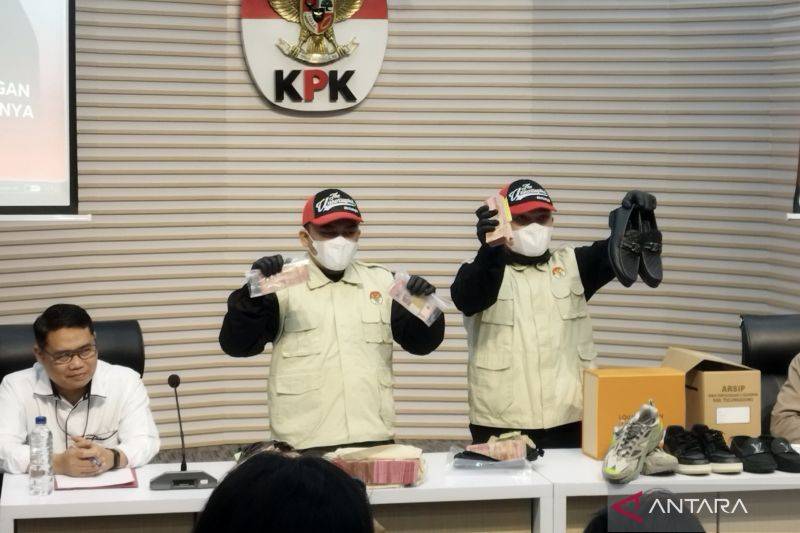 OTT Bupati Tulungagung, KPK Sita Sepatu Mewah Louis Vuitton Senilai Rp129 Juta