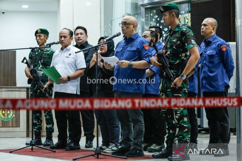 Direktur Penyidikan Jampidsus Kejagung Syarief Sulaemandi (ketiga kanan) bersama Kapuspenkum Kejagung Anang Supriatna (kedua kiri) menyampaikan keterangan kepada awak media terkait kasus dugaan korupsi pengadaan minyak mentah dan produk kilang di Kejaksaan Agung, Jakarta, Kamis (9/4/2026). Kejaksaan Agung menetapkan tujuh tersangka dalam kasus dugaan korupsi pengadaan minyak mentah dan produk kilang di Pertamina Energy Trading Limited (Petral) atau Pertamina Energy Services (PES) Pte Ltd. ANTARA