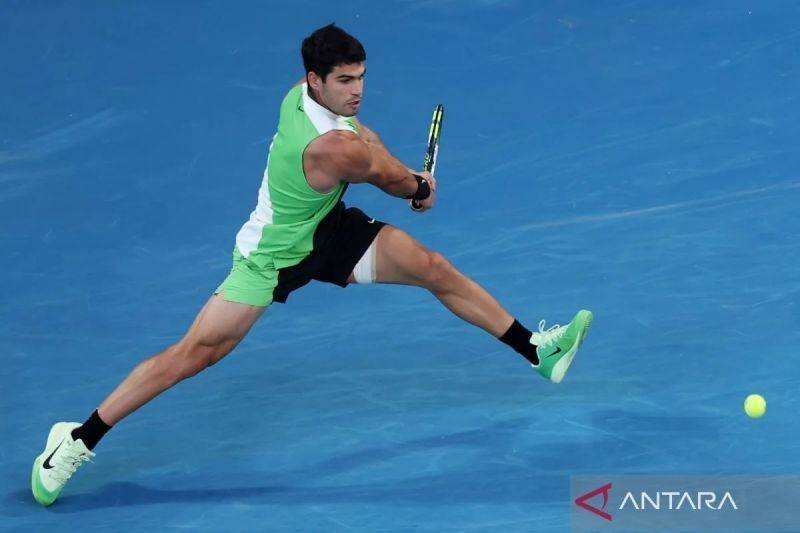 Ilustrasi - Petenis Spanyol Carlos Alcaraz mencoba mengembalikan bola ke arah lawannya asal Serbia Novak Djokovic dalam partai final Australian Open di Melbourne, Australia, Minggu (1/2/2026). ANTARA FOTO/Xinhua/Ma Ping/bar