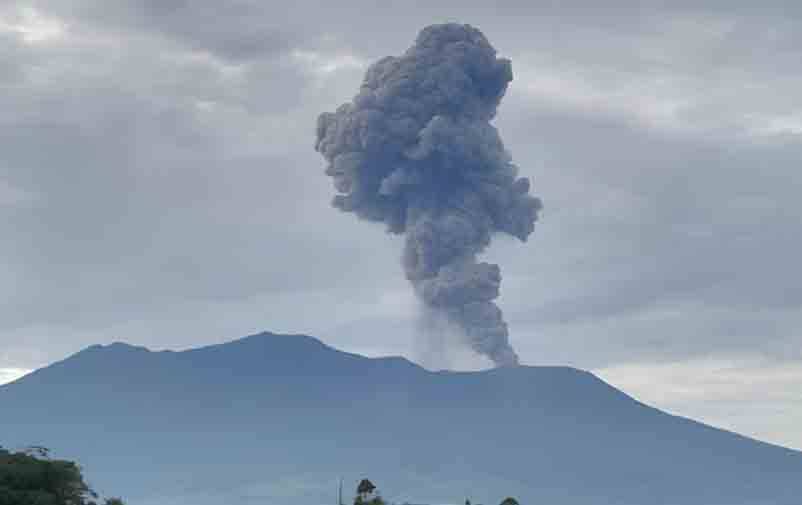 Gunung Marapi Semburkan Abu Vulkanik Setinggi 500 Meter Arah Tenggara