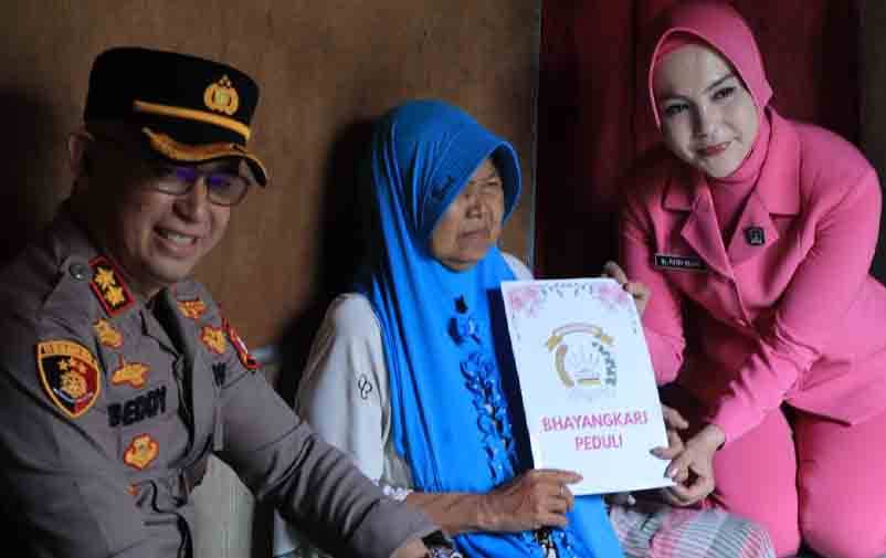 Kapolres Seruyan Salurkan Bantuan Sosial dan Beri Pelayanan Kesehatan Gratis