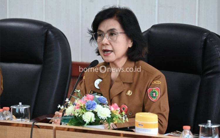 Penjabat Sekretaris Daerah Provinsi Kalimantan Tengah Linae Victoria Aden saat memimpin rapat. (FOTO: BIRO ADPIM SETDA KALTENG)