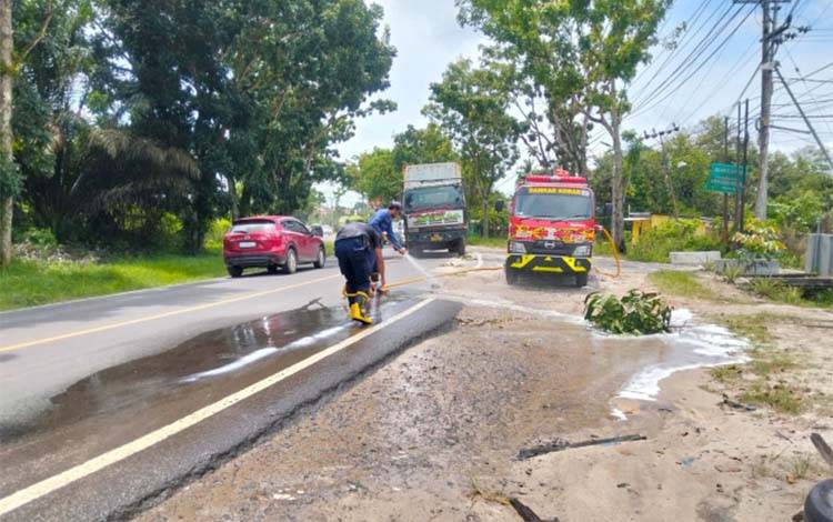 Damkar Kobar Tangani Tumpahan Solar di Jalan A. Yani, Tiga Pengendara Terjatuh