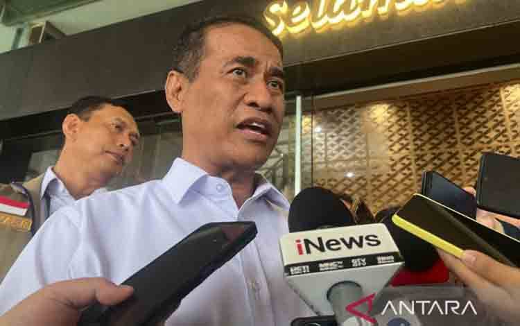 Menteri Pertanian sekaligus Kepala Badan Pangan Nasional Andi Amran Sulaiman didampingi Direktur Utama Perum Bulog Ahmad Rizal Ramdhani memberi keterangan kepada awak media di Kantor Perum Bulog Jakarta, Senin (13/4/2026). ANTARA/Harianto