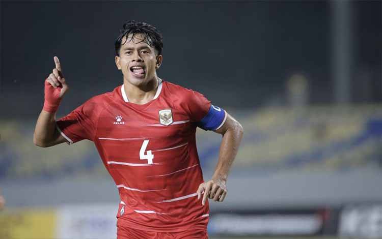 Kapten timnas U-17 Indonesia Putu Ekayana melakukan selebrasi usai mencetak gol ke gawang Timor Leste pada babak penyisihan Grup A Piala AFF U-17 2026 yang digelar di Stadion Gelora Joko Samudro Gresik, Jawa Timur, Senin (13/4/2026) malam. ANTARA/Rizal Hanafi