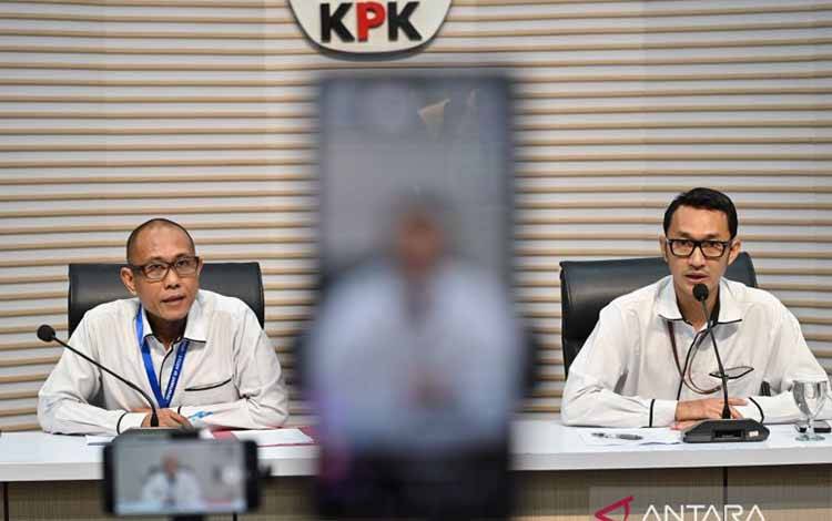 Plt Direktur Penyidikan KPK Achmad Taufik Husein (kiri) didampingi Juru Bicara KPK Budi Prasetyo (kanan) menyampaikan rilis terkait korupsi di lingkungan Pemerintah Provinsi Riau, di Gedung Merah Putih KPK, Jakarta, Senin (13/4/2026). KPK menahan Marjani yang merupakan Ajudan Gubernur Riau nonaktif Abdul Wahid terkait pengembangan kasus dugaan pemerasan di lingkungan Pemerintah Provinsi Riau tahun anggaran 2025. ANTARA FOTO/Fakhri Hermansyah/sgd