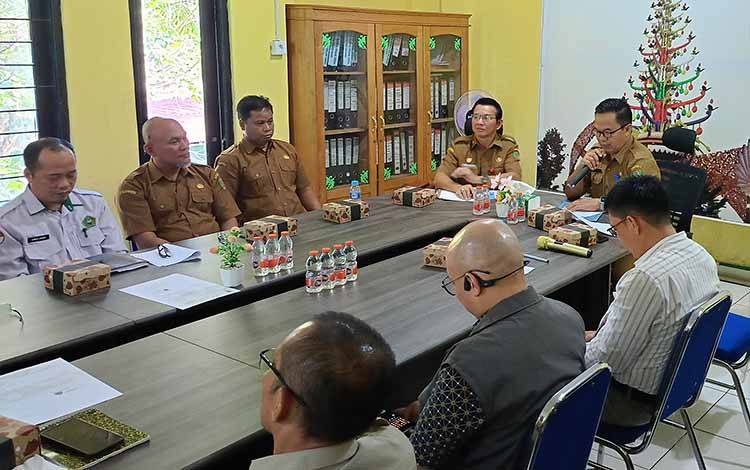 Forum Komunikasi Publik Mal Pelayanan Publik (MPP) yang digelar di Aula Dinas Penanaman Modal dan Pelayanan Terpadu Satu Pintu (DPMPTSP) Barito Timur, Selasa, 14 April 2026. (FOTO: AGUSTINUS BOLE MALO)
