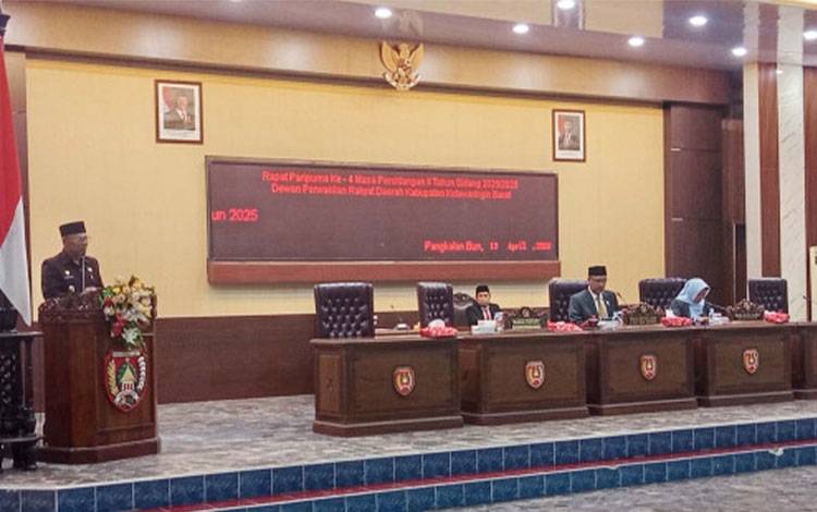 Wabup Kobar Suyanto saat menyampaikan sambutan pada rapat paripurna di DPRD Kobar.