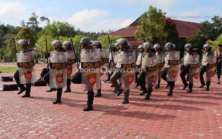 Personel Polres Gumas Latihan Pengendalian Massa Perkuat Kesiapsiagaan