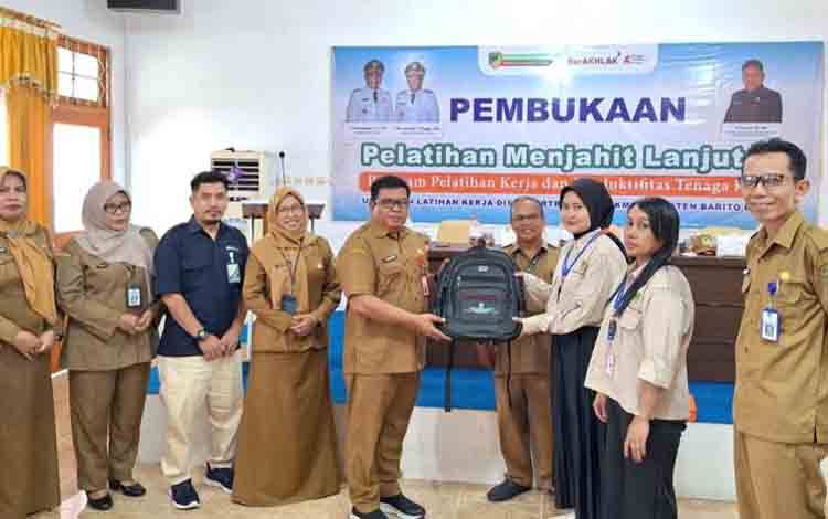 Kepala Disnakertranskop UKM Barito Utara Buka Pelatihan Menjahit Lanjutan Tahun 2026