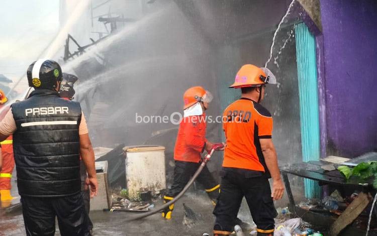 Kebakaran Pasar Blok R Kapuas, 5 Kios Hangus dan 10 Jiwa Terdampak