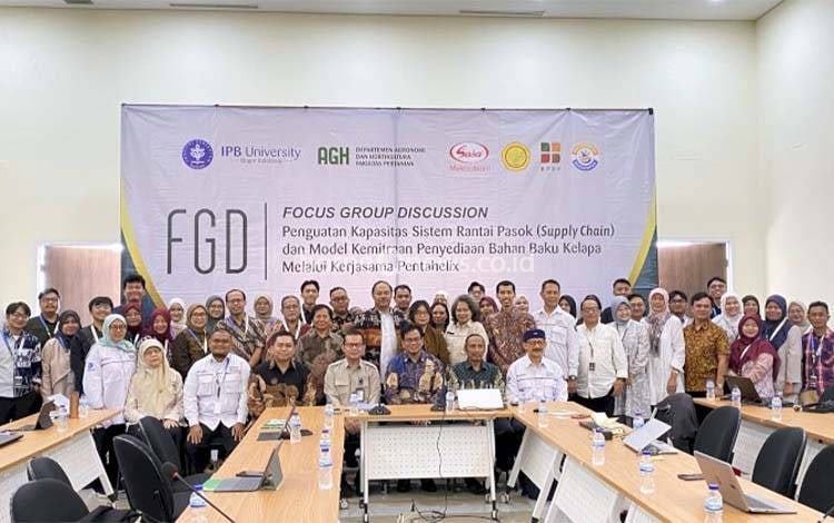 Kegiatan Focus Group Discussion atau FGD bertema penguatan kapasitas rantai pasok dan model kemitraan penyediaan bahan baku kelapa melalui kerja sama pentahelix. (FOTO: Istimewa)