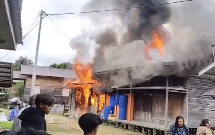 Kebakaran Hanguskan Tiga Bangunan di Mandau Talawang Kapuas