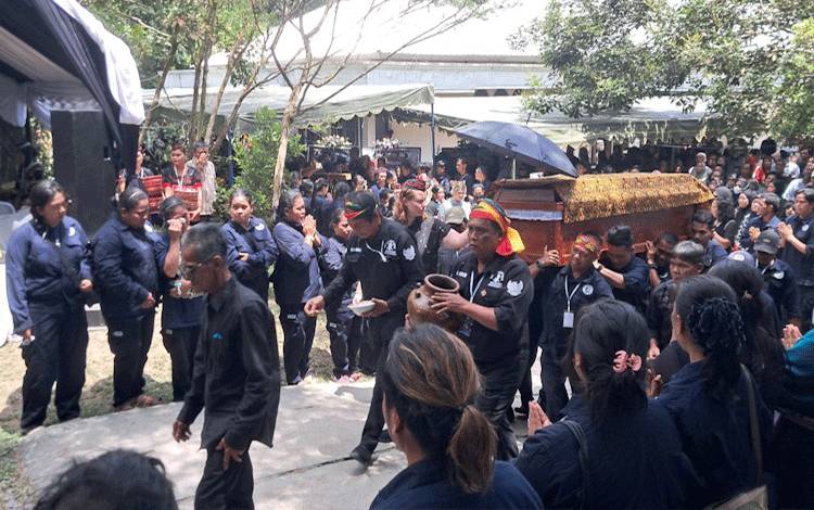 Prosesi Adat Bapajuh Warnai Pemakaman Birute Galdikas di Desa Pasir Panjang