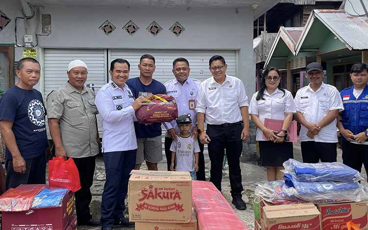 Bupati Pulang Pisau Serahkan Bantuan Korban Kebakaran Pasar Panatanak