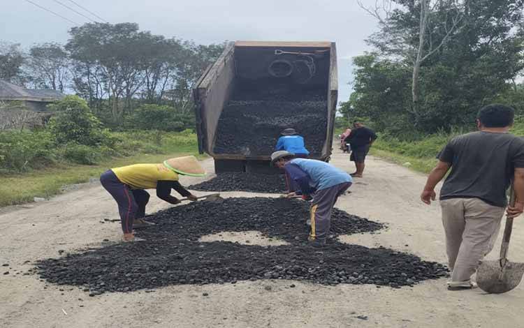 Warga Desa Kantan Dalam Perbaiki Jalan Rusak Secara Swadaya