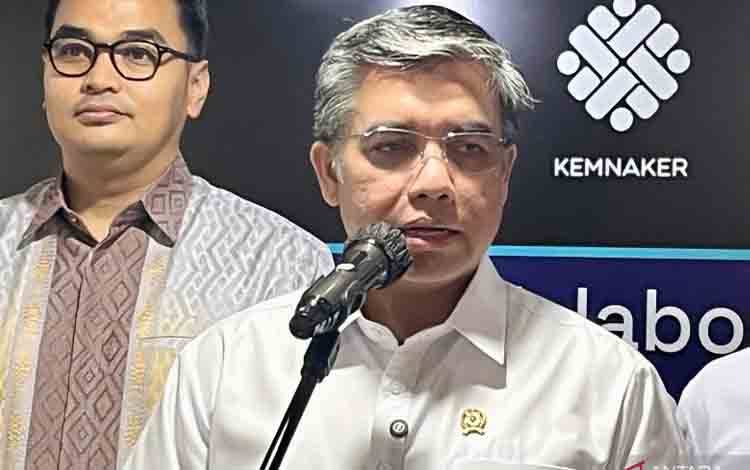 Menteri Ketenagakerjaan (Menaker) Yassierli (kanan) memberikan keterangan pers di sela acara kerja sama Kementerian Ketenagakerjaan (Kemnaker) dengan TikTok Indonesia di Gedung Vokasi Kemnaker RI, Jakarta, Rabu (15/4/2026). (ANTARA/Arnidhya Nur Zhafira)