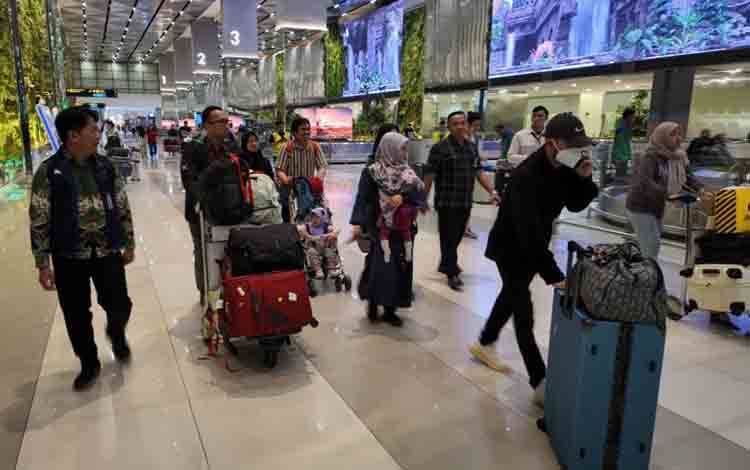 Sejumlah WNI yang dievakuasi dari Iran dalam tahapan repatriasi terbaru tiba di Bandara Internasional Soekarno-Hatta, Cengkareng, Banten, Selasa (14/4/2026). (ANTARA/HO-Kemlu RI)