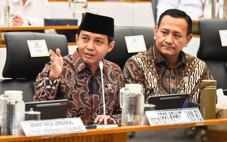 Menhut Raja Juli Antoni (kiri) dan Wamenhut Rohmat Marzuki dalam rapat kerja dengan Komisi IV DPR RI di Jakarta, Rabu (15/4/2026) (ANTARA/HO-Kemenhut)