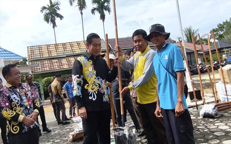 DLHK Pulang Pisau Serahkan Sarpras Pengendalian Kebakaran Lahan untuk 12 Desa