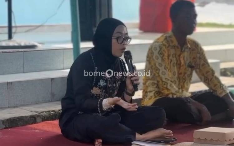 Wakil Ketua I DPRD Kalteng Riska Agustin saat melakukan reses perseorangan di Desa Sungai Tendang, Kecamatan Kumai, Kabupaten Kotawaringin Barat (Foto : IST)